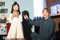 左から増田梨沙、鈴木拡樹。