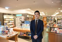 紀伊國屋書店台北微風店の三浦雄也さん。