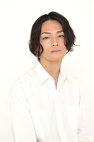 久遠渉役の佐織迅。