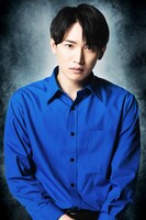 嶋崎裕道演じる満也。