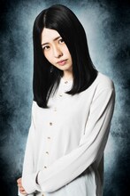 窪田美沙演じる三谷智子。