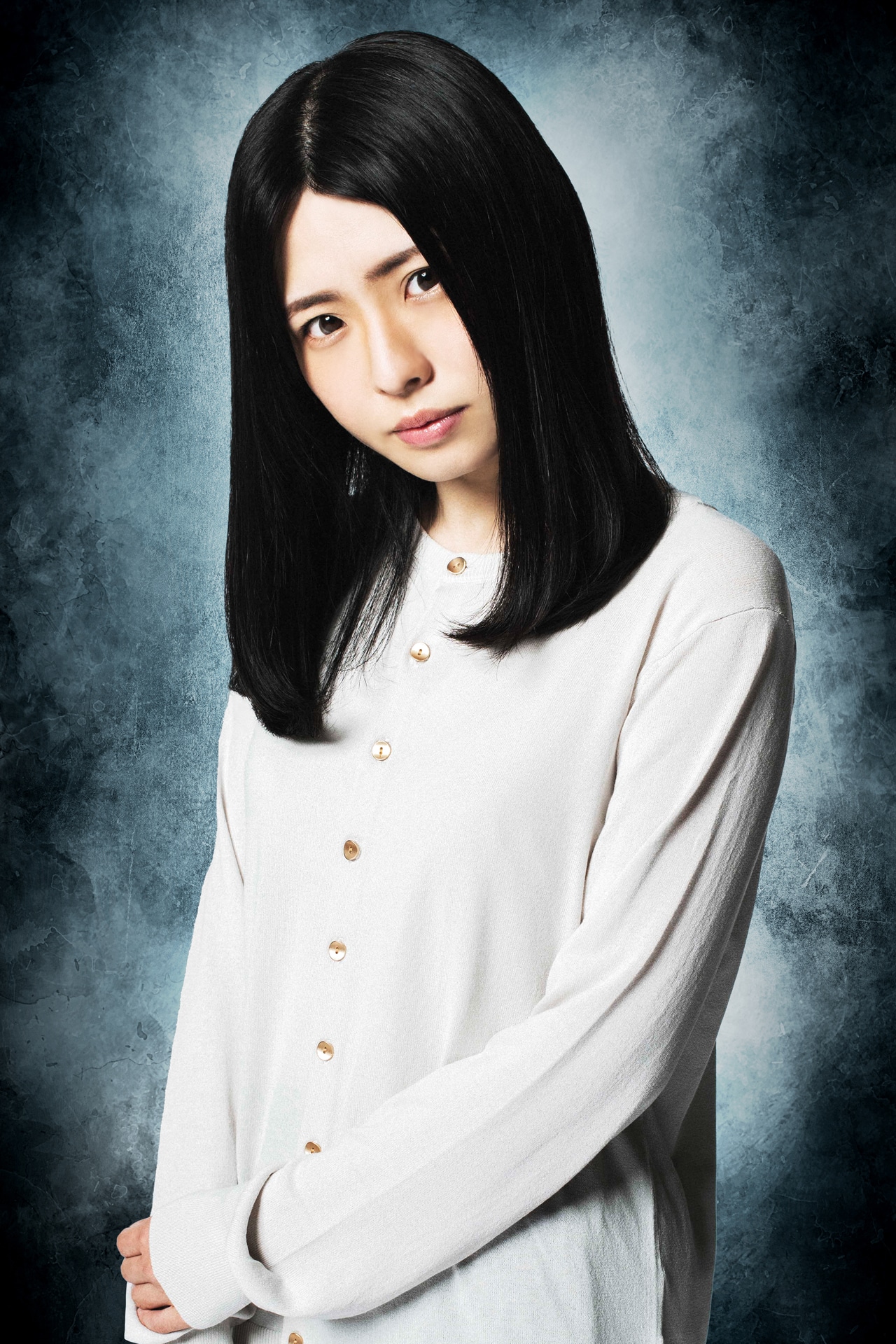 窪田美沙演じる三谷智子。