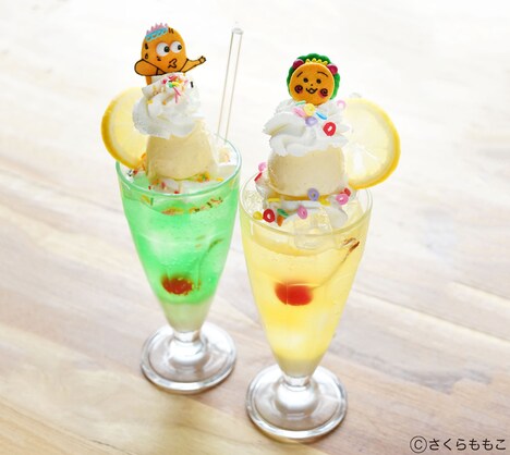 左から「次郎のツッコミクリームソーダ」、「コジコジのクリームソーダ」。