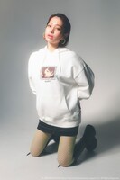 「X-girl × PAPRIKA FACE SWEAT HOODIE」の着用画像。