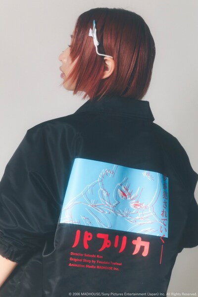 「X-girl × PAPRIKA COACH JACKET」の着用画像。