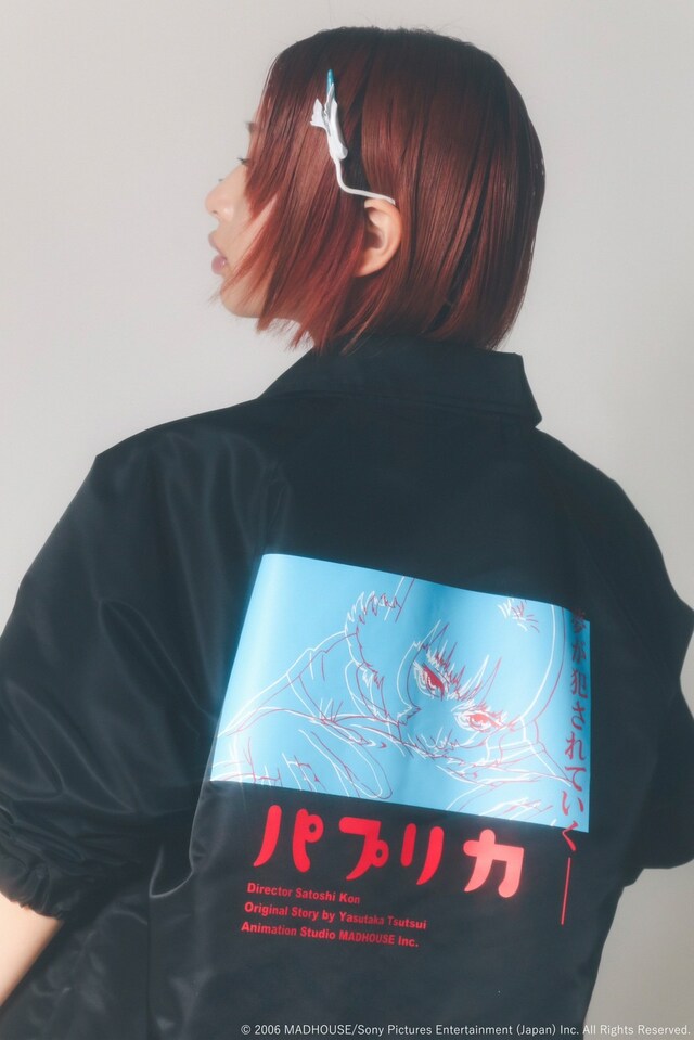 「X-girl × PAPRIKA COACH JACKET」の着用画像。