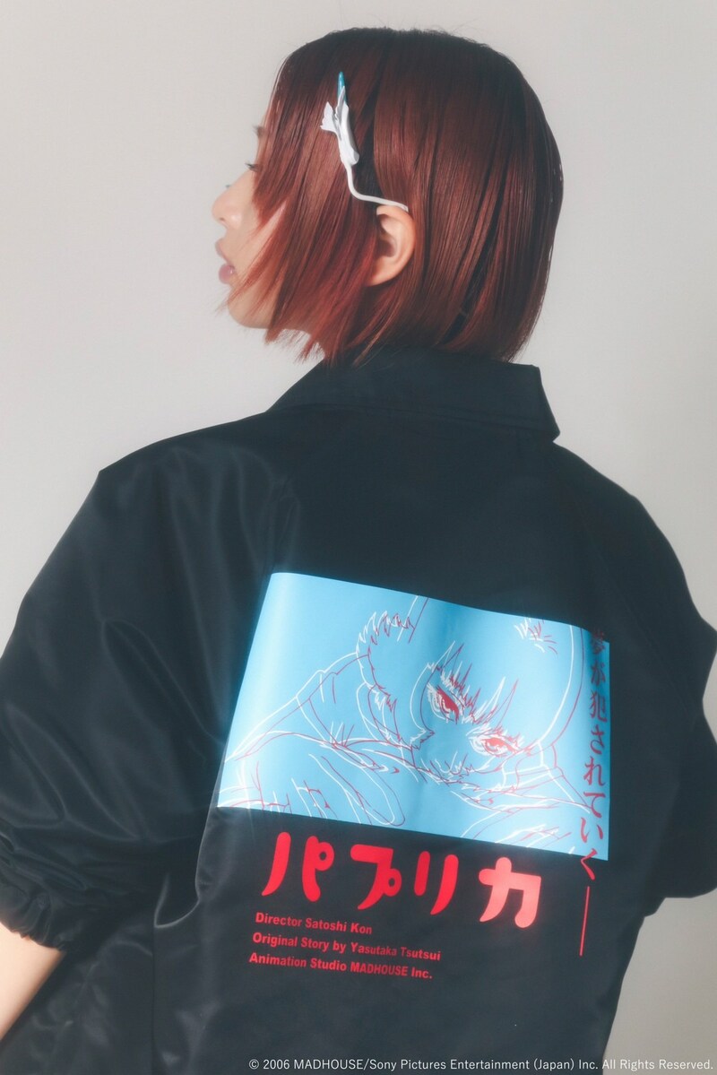 「X-girl × PAPRIKA COACH JACKET」の着用画像。