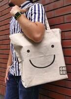 「緒山まひろ ラージトート」の使用イメージ。