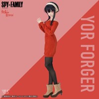 私服セットを着用したヨル・フォージャーのドール。