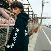 「Tokyo Revengers mastermind JAPAN パーカー 初代ロゴ柄」着用イメージ