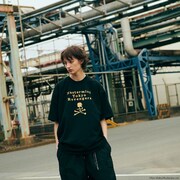 「Tokyo Revengers mastermind JAPAN Tシャツ 初代ロゴ柄」着用イメージ