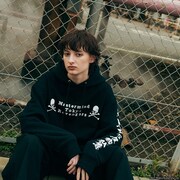 「Tokyo Revengers mastermind JAPAN パーカー 初代ロゴ柄」着用イメージ