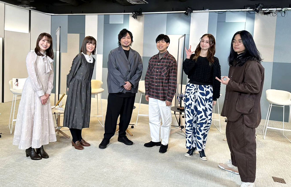 写真左から中島愛、遠藤綾、中村悠一、神谷浩史、豊口めぐみ、福山潤。