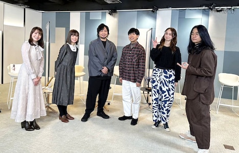 写真左から中島愛、遠藤綾、中村悠一、神谷浩史、豊口めぐみ、福山潤。