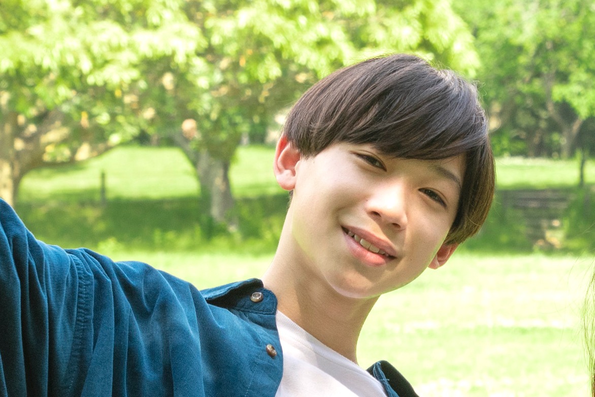 千輝の幼少期役を演じる末永光。