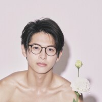 ドラマ「アカイリンゴ」より、小宮璃央演じる犬田光の新ビジュアル。