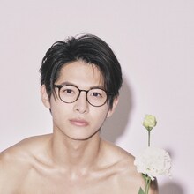 ドラマ「アカイリンゴ」より、小宮璃央演じる犬田光の新ビジュアル。