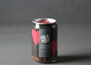 ブラックの「ふわ缶」(竹炭クリームと苺のコンフィチュール)。