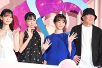 左から畑芽育、莉子、中島瑠菜、新城毅彦監督。
