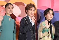 左から鈴木美羽、板垣李光人、曽田陵介。
