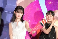 左から畑芽育、莉子。