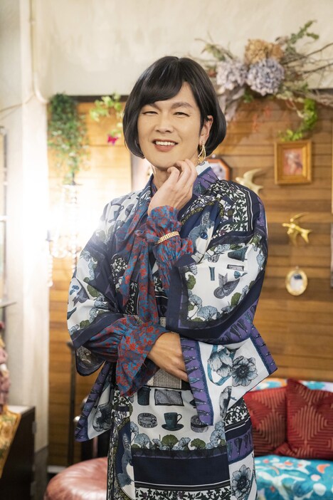 丸山智己扮する百恵。(c)テレビ東京