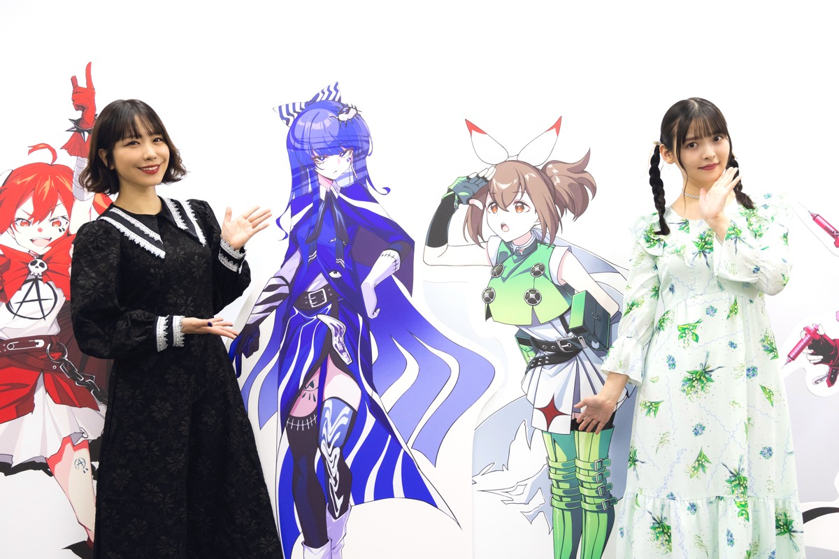 左から愛美、上坂すみれ。