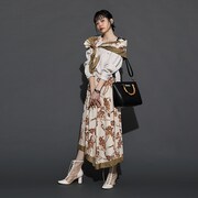 「深山霧島 モデル 2wayバッグ」の着用例。