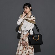 「深山霧島 モデル 2wayバッグ」の着用例。