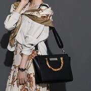 「深山霧島 モデル 2wayバッグ」の着用例。