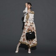 「深山霧島 モデル 2wayバッグ」の着用例。