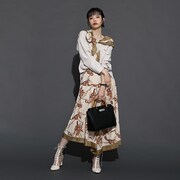 「深山霧島 モデル 2wayバッグ」の着用例。