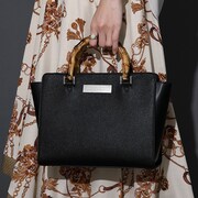 「深山霧島 モデル 2wayバッグ」の着用例。