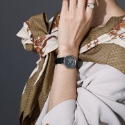 「深山霧島 モデル 腕時計」の着用例。