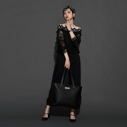 「鳥葦翔真 モデル トートバッグ」の着用例。