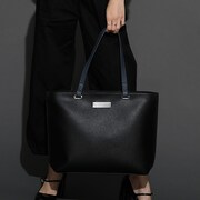 「鳥葦翔真 モデル トートバッグ」の着用例。