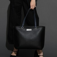 「鳥葦翔真 モデル トートバッグ」の着用例。