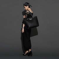 「鳥葦翔真 モデル トートバッグ」の着用例。