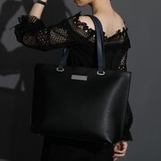 「鳥葦翔真 モデル トートバッグ」の着用例。