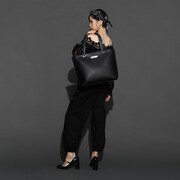 「鳥葦翔真 モデル トートバッグ」の着用例。