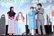 左から浜辺美波、賀来賢人。