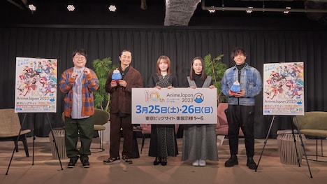 左から天津向、福山潤、鬼頭明里、藤田茜、鈴木崚汰。