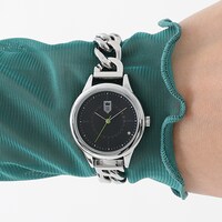 潔世一モデルの腕時計着用イメージ。