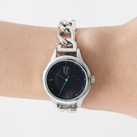 糸師凛モデルの腕時計着用イメージ。