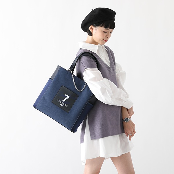 凪誠士郎モデルのバッグ使用イメージ。