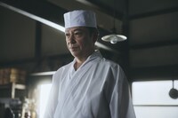 板尾創路扮する戸川幸宏。