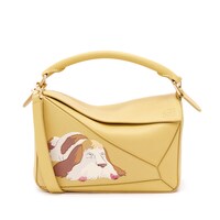 ロエベ×スタジオジブリ「ハウルの動く城」カプセルコレクションより。