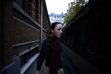 美波扮するエマ・野口。