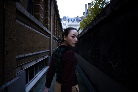 美波扮するエマ・野口。