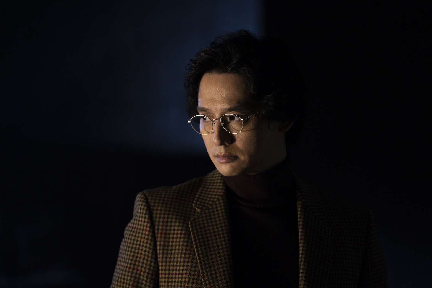 安藤政信扮する辰巳隆之介。